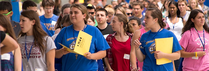 A large group of incoming freshmen during orientation.